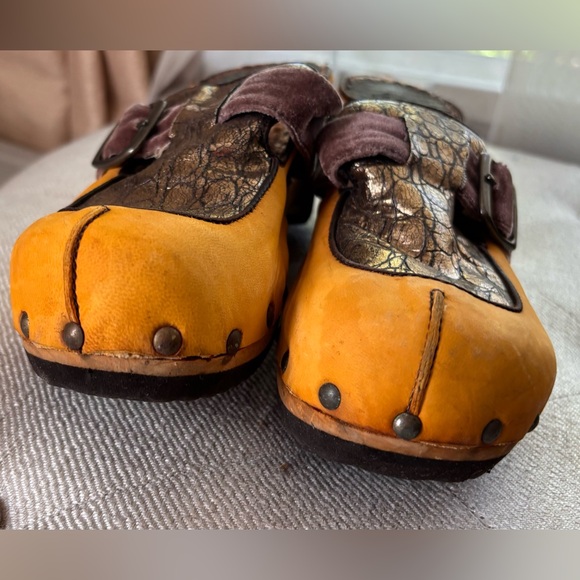 Kenzie Gold Leather Buckle Clog Mules with Metallic AccentSize 6.5 - Picture 4 of 10